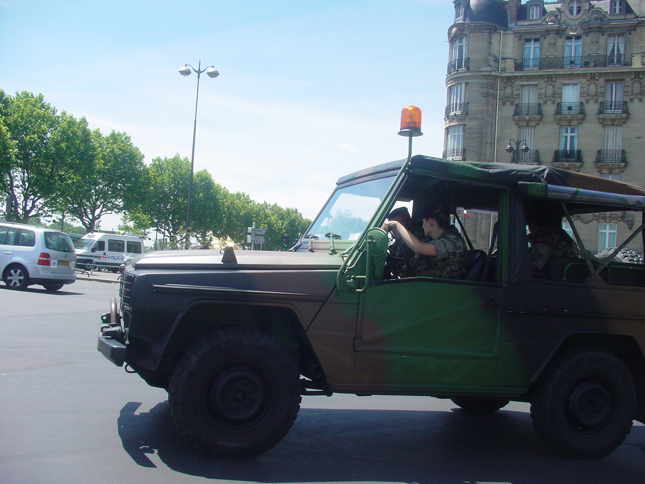vojenske auto pariz.JPG